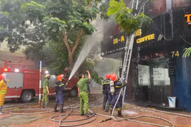 Bắc Ninh: Cháy lớn tại quán Bi-a Club, khói đen bốc lên ngùn ngụt