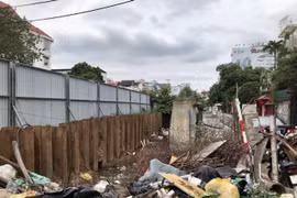 Hà Nội: Đường giao thông trăm tỷ thi công ì ạch, thành nơi đổ rác