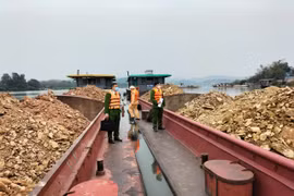 Bắt giữ 2 tàu chở đất quá tải trên sông Lục Nam