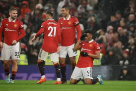Man United áp sát top 4, Chelsea nhẹ nhàng kiếm 3 điểm