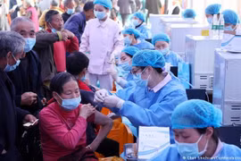Trung Quốc chạy đua tiêm vắc xin cho người già