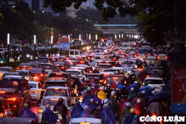 Hà Nội: Mưa rét, đường phố lại ùn tắc kéo dài