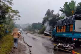 Hoà Bình: Ô tô tông liên hoàn 2 xe máy, 2 người thương vong