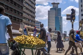 Zimbabwe quyết tăng lãi suất ngân hàng lên 200% để kiềm chế lạm phát