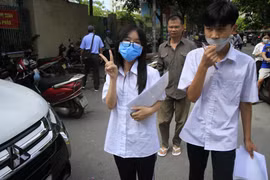 Đề tiếng Anh thi vào lớp 10 dễ, thí sinh và phụ huynh vui vẻ sau buổi thi