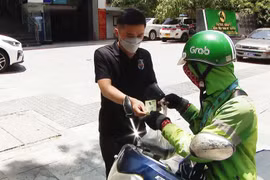 Hà Nội: Tài xế xe công nghệ “đắt hàng” những ngày nắng nóng