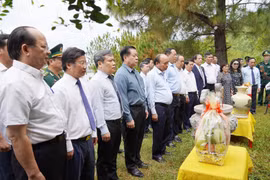Chủ tịch nước Nguyễn Xuân Phúc dâng hương viếng mộ Đại tướng Võ Nguyên Giáp