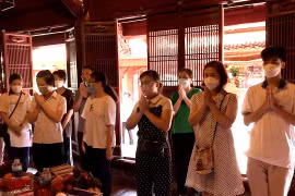 Hà Nội: Thí sinh đổ về Văn Miếu cầu may trước kỳ thi vào lớp 10
