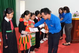 Khánh thành điểm trường và trao quà cho học sinh dân tộc thiểu số tỉnh Hà Giang