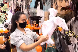 Đồ chơi kinh dị phố Hàng Mã "hút" khách dịp Halloween