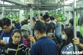 Hà Nội: Giờ cao điểm, chật kín người dân trong khoang tàu Cát Linh - Hà Đông