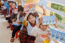 Vinamilk hỗ trợ hàng trăm ngàn sản phẩm dinh dưỡng cho học sinh và người dân 3 tỉnh miền Trung bị thiên tai