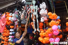Đường phố tại TP. Hồ Chí Minh ngập tràn mặt hàng đón Halloween, tiểu thương rục rịch mở bán
