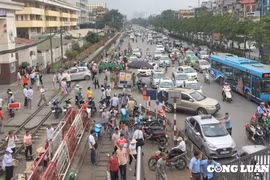 Hà Nội: Ô tô dừng đỗ sai quy định vẫn diễn biến phức tạp
