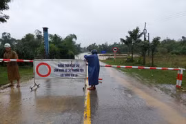 Mưa lớn, nhiều tuyến đường vào các thôn, bản ở Quảng Bình bị chia cắt