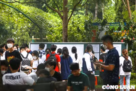 Hình ảnh thí sinh đi làm thủ tục dự Kỳ thi tốt nghiệp THPT năm 2022