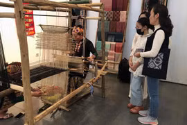 Trình diễn nghệ thuật dệt truyền thống các dân tộc H'Mông, Thái, Châu Mạ