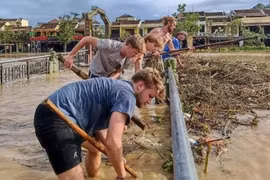Cảm động hình ảnh du khách nước ngoài dọn rác ở Hội An sau cơn bão