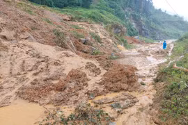 Kon Tum: Hàng nghìn hộ dân vẫn bị cô lập do sạt lở sau bão số 4
