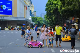 Phố đi bộ Hồ Gươm nhộn nhịp những ngày đầu thu