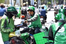 Thêm phụ phí nắng nóng, tài xế Grab ngán ngẩm