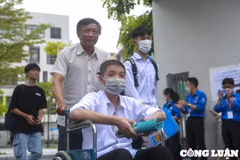 Thi THPT Quốc gia 2022: Thí sinh ngồi xe lăn, vượt hơn 30km đến điểm thi