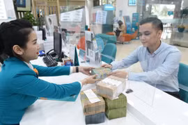 Người dân mang tiền đi gửi ngân hàng tăng trở lại