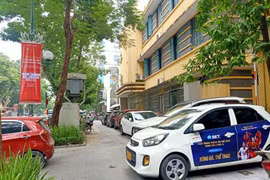 Tiến tới 100% vỉa hè không để ô tô, chấm dứt tình trạng ô tô trèo lên vỉa hè gây lún nứt