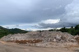 Kon Tum: Loay hoay xử lý hàng nghìn tấn đất, đá đổ trái phép khi thi công tuyến đường tránh hơn 1.000 tỷ