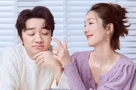 Vợ chồng 'chú lùn TVB' chụp hình, kỷ niệm 7 năm cưới