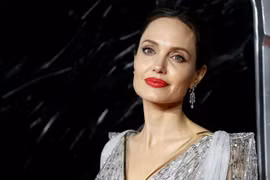 Nữ diễn viên Angelina Jolie rời cơ quan tị nạn LHQ sau hơn 20 năm