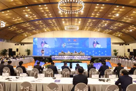 Thủ tướng đề nghị ngân hàng giảm lãi suất để hỗ trợ doanh nghiệp và người dân