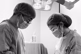 Phẫu thuật lấy 40 khối u trên cơ thể của hai anh em "người củi"
