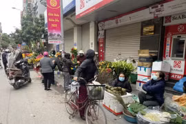 Cận cảnh phiên chợ cuối cùng của năm Tân Sửu: Giá thịt cá, chuối xanh tăng nhanh
