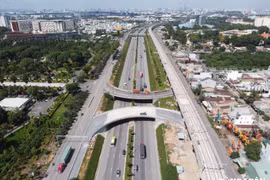 Các ngã đường TP.HCM thông thoáng, người dân thoải mái đi mua sắm ngày cuối năm