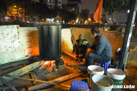 Người dân xuyên đêm luộc bánh chưng trên vỉa hè đón Tết