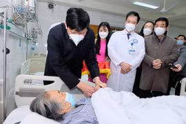 Bộ trưởng Nguyễn Thanh Long đi thăm, chúc Tết bác sĩ và người bệnh
