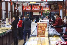 Hà Nội: Nhộn nhịp người dân đi mua vàng trước ngày vía Thần Tài