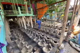 Làng nghề đúc lò bằng đất sét tại An Giang: Nỗi lo bị mai một