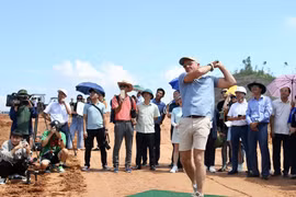 Cú swing đầu tiên của huyền thoại Greg Norman tại sân golf Văn Lang Empire