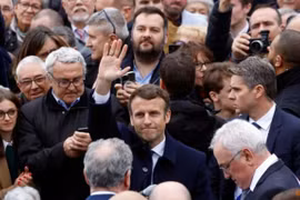 Bầu cử Pháp: Ông Macron tìm cách tăng tốc trước sự bám sát của bà Le Pen