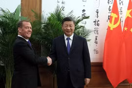 Chủ tịch Trung Quốc Tập Cận Bình tiếp đón ông Medvedev