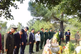 Dâng hương Đại tướng Võ Nguyên Giáp nhân Ngày thành lập Quân đội nhân dân Việt Nam