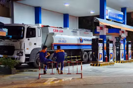 TP. HCM huy động 80 xe bồn cấp xăng cho các cửa hàng