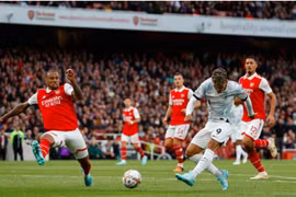Đánh bại Liverpool, Arsenal hiên ngang đòi lại ngôi đầu từ Man City