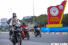 Hà Nội trở lạnh, nhiệt độ xuống dưới 20 độ C, người dân áo ấm, khăn choàng ra đường