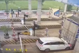Nghiêm trị hành vi “né”, trốn thu phí gây mất an toàn giao thông