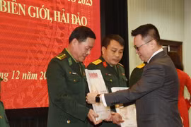 Báo Nhân Dân trao gần 30 nghìn số báo Tết Xuân Quý Mão 2023 tặng cán bộ, chiến sĩ biên giới, hải đảo