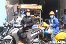 Kỳ tuyển sinh lớp 10: Thi Tiếng Anh, phụ huynh đứng đợi con dưới nắng nóng