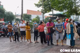 Con thi tuyển lớp 10, phụ huynh bên ngoài 'lòng như lửa đốt'